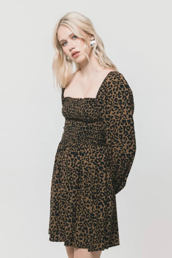 Κοντό φόρεμα με μακριά μανίκια