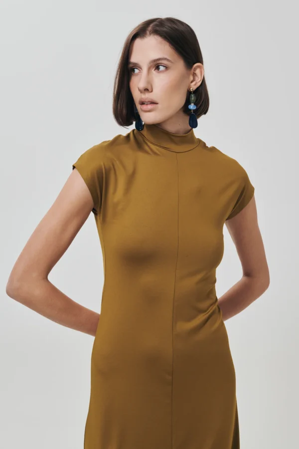 Μακρύ φόρεμα με κοντά μανίκια